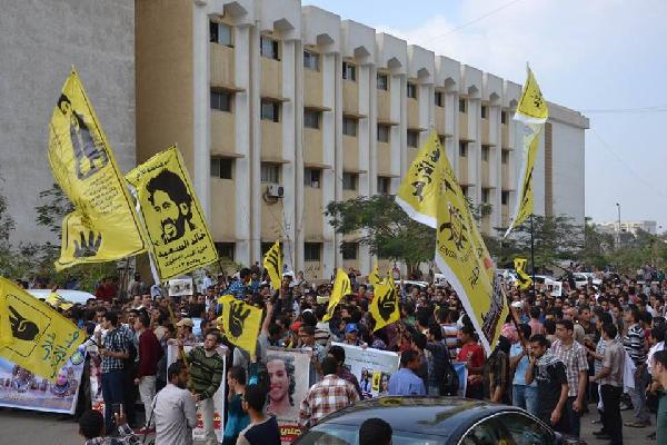 موظفى إدارة الأزهر يلقون الحلوى على الطلاب المتظاهرين