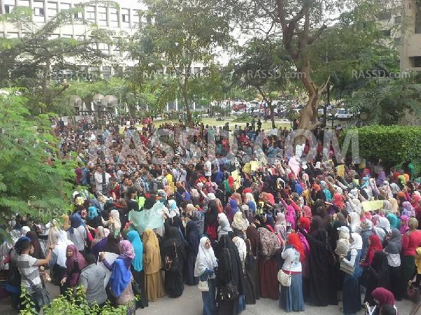 تظاهرة رافضة للانقلاب تطوف أنحاء جامعة القاهرة