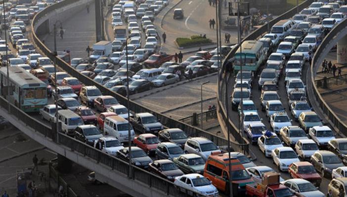 كثافات مرورية بمعظم المحاور وتكدس السيارات بدائرى المنيب