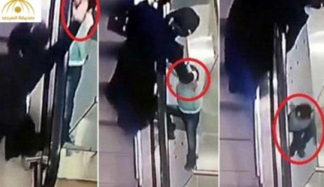 بالفيديو.. لحظة سقوط طفلة من الطابق الثالث في روسيا