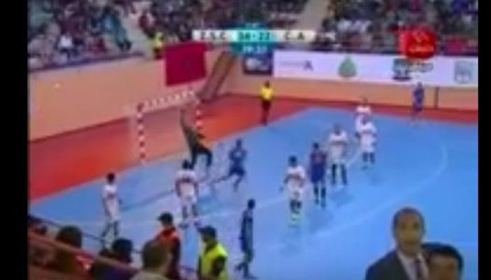 بالفيديو.. حارس “يد” الزمالك يسجل هدفًا على طريقة “الحضري”