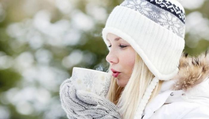 الشمس والمشروبات الساخنة والكريمات.. لشتاء أكثر دفئا