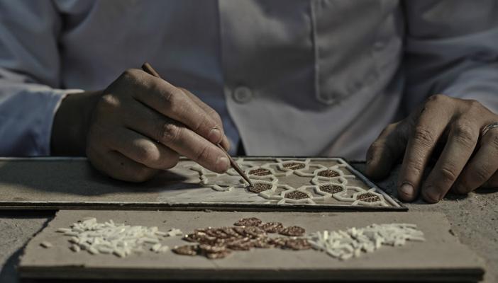 انقراض مهنة الأرابيسك وتطعيم الصدف.. والسبب “أننا في مصر”