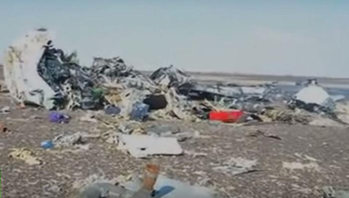 بالفيديو.. اللقطات الأولى لحطام الطائرة الروسية في سيناء