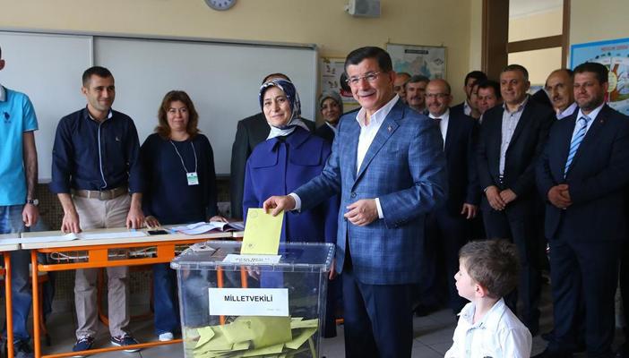 داود أوغلو يدلي بصوته في الانتخابات النيابية التركية