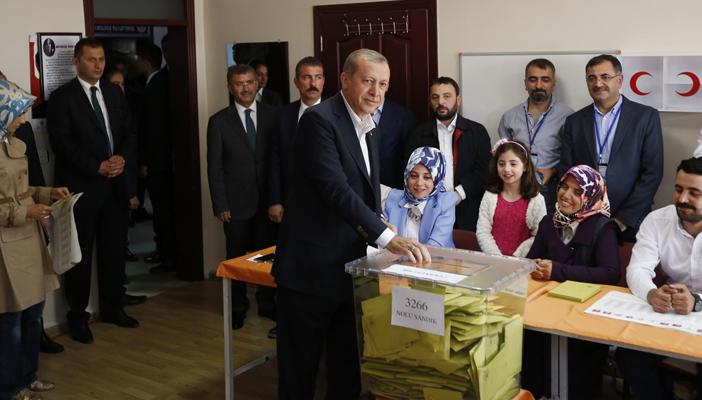 أردوغان يدلي بصوته ويؤكد: تركيا ستعزز ديمقراطيتها بانتخابات اليوم