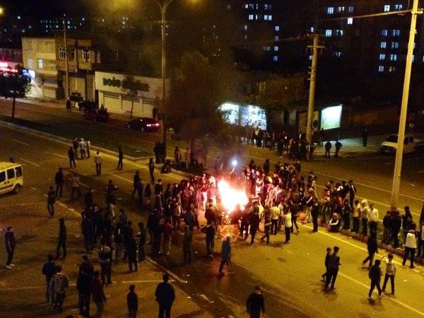 بالصور.. احتجاجات في ديار بكر التركية احتجاجًا على نتائج الانتخابات