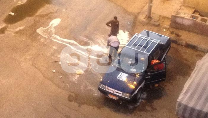 ظاهرة غسل السيارات بالشوارع تشويه للمنظر العام وإهدار للمياه