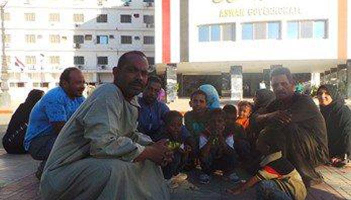 تجمهر مجموعة من الأسر أمام ديوان محافظة أسوان للمطالبة باستلام المساكن