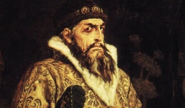 بعد وفاته بـ 430 عامًا .. تدنيس تمثال “إيفان الرهيب”