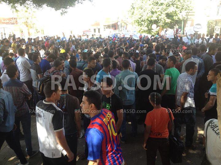 طلاب سوهاج يؤدون صلاة الغائب على أرواح زملائهم وسط استنفار أمني