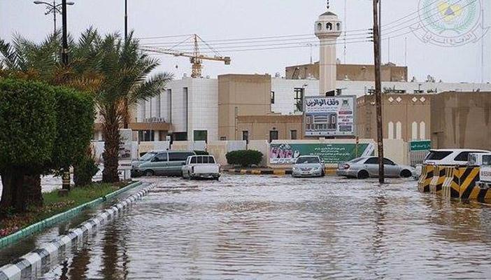 بالصور.. الأمطار تغرق شوارع محافظة رفحاء السعودية