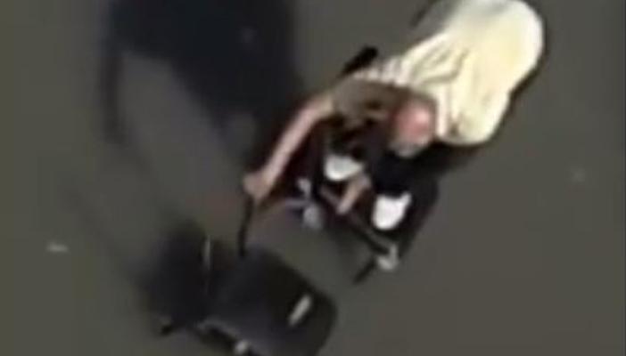 بالفيديو.. إسكندراني يستخدم الكراسي للوصول لسيارته وسط المياه