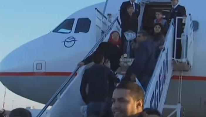 بالفيديو.. رئيس وزراء اليونان يودع أول دفعة للاجئين تغادر أثينا