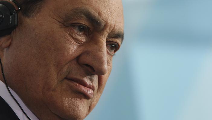 بدء جلسة إعادة محاكمة مبارك.. وسط غيابه