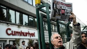 محكمة تركية توقف 9 من العاملين بصحيفة جمهورييت المعارضة