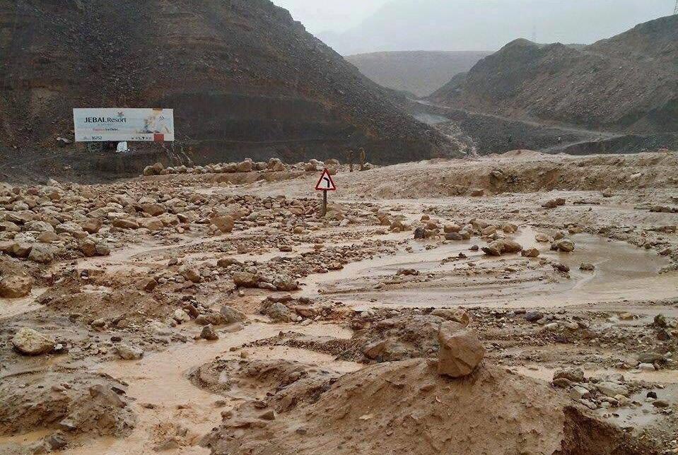 بالصور.. اختفاء معالم طريق “السخنة – الغردقة” بسبب السيول