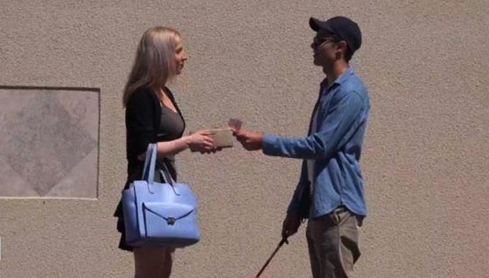 بالفيديو.. كفيف يختبر أمانة الأستراليين.. والنتيجة صادمة!