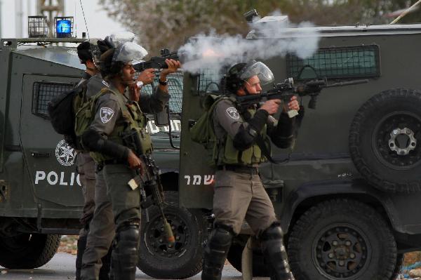 إصابة فلسطينيين اثنين وشرطي صهيوني في اشتباكات بالقدس