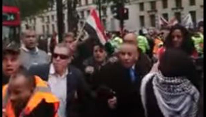 بالفيديو.. ضرب أحمد موسى بالبيض في “لندن” ..  ومغردون: تسلم الأيادي