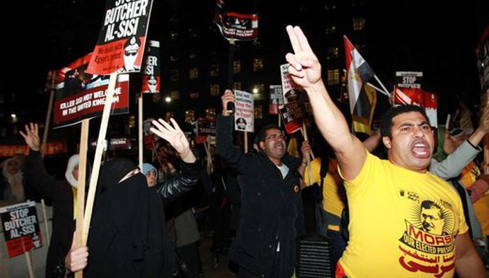 “يسقط حكم العسكر” هتاف يطارد “السيسي” من مصر إلى بريطانيا