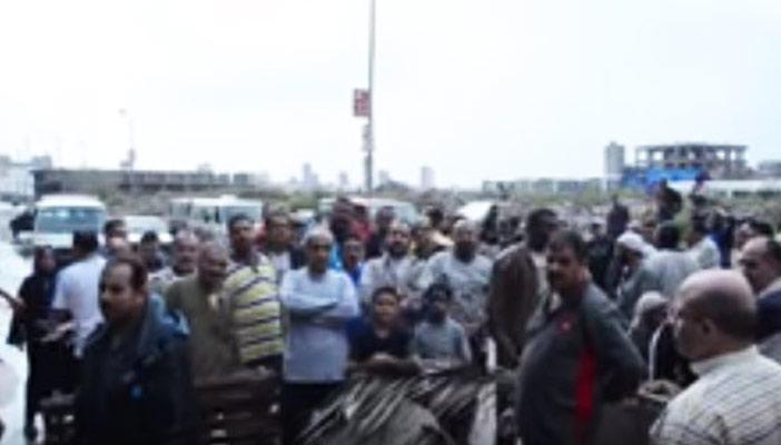 بالفيديو.. أهالي الإسكندرية يقطعون الطريق اعتراضًا على غرق منازلهم