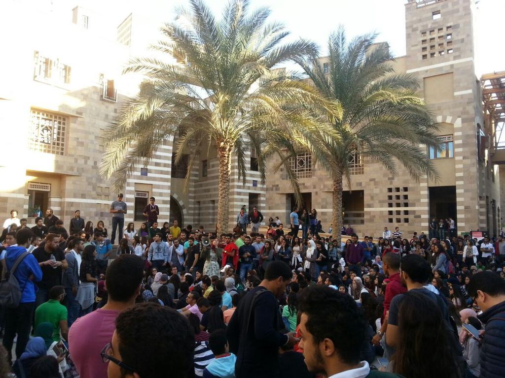 طلاب الجامعة الأمريكية يتظاهرون ضد زيادة المصروفات بعد تعويم الجنيه