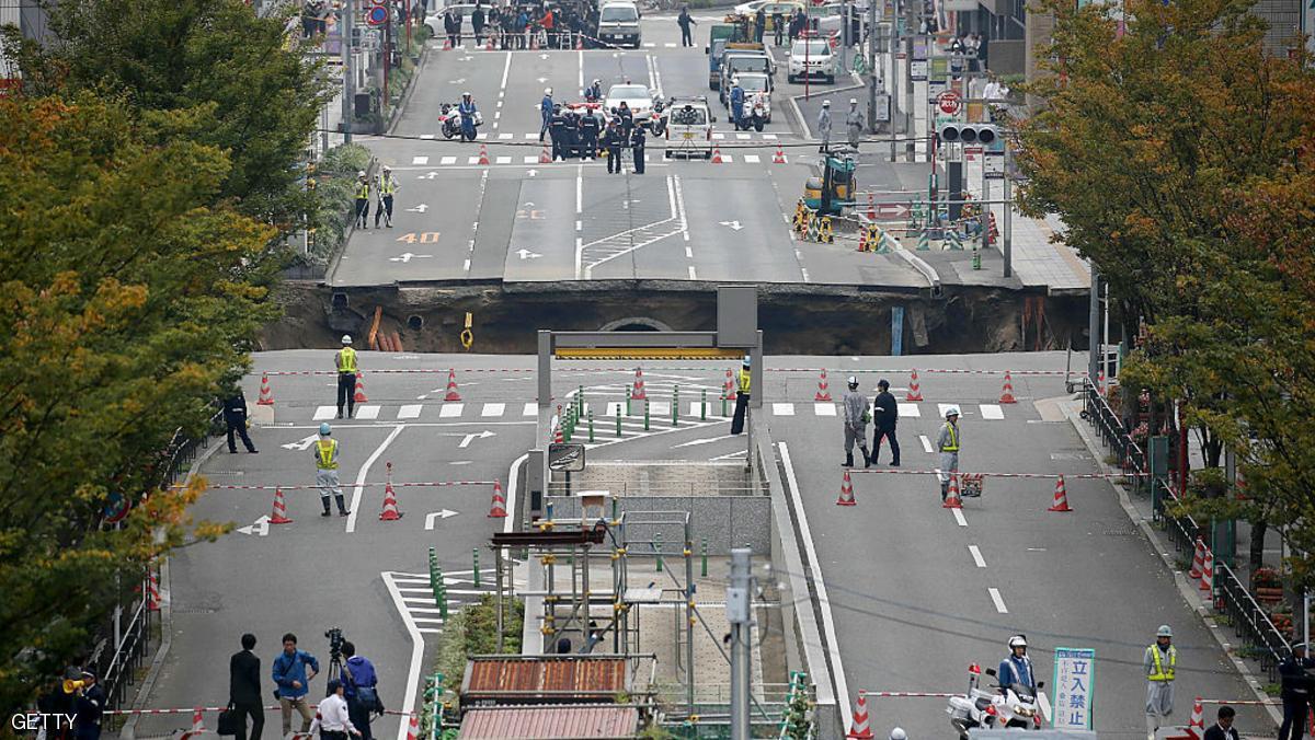 بالصور.. شارع ينشق إلى نصفين أمام المارة ويحدث فجوة عميقة