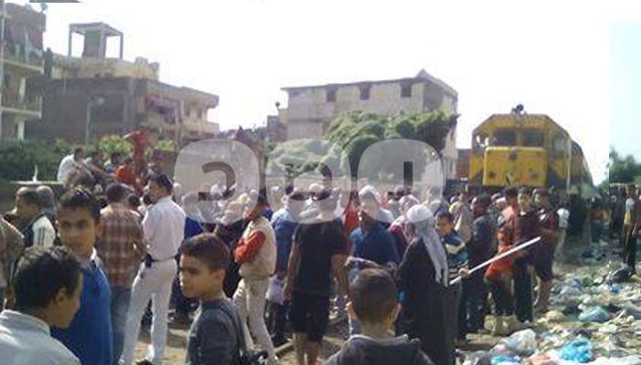 بالصور..الأهالي يقطعون الطرق في محافظات السيول ردا على إهمال المسؤولين