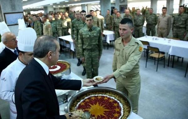 فيديو| أردوغان يقدم الطعام لجنود الجيش التركي ويتناوله معهم
