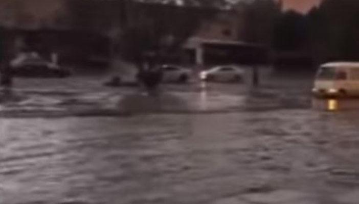 بالفيديو.. سيول عارمة وفيضانات تضرب الكويت