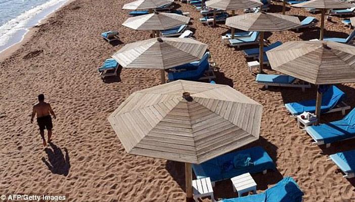 “ديلي ميل”: مصر تضلل العالم بنشر صور لسياح محاصرين