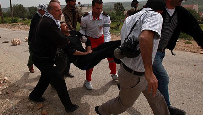 إصابة 11 فلسطينيًا في مواجهات مع جيش الاحتلال شمال القدس