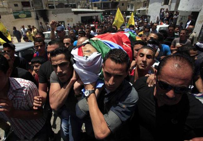 تشييع جثمان فلسطيني قتلتْه جنود الاحتلال