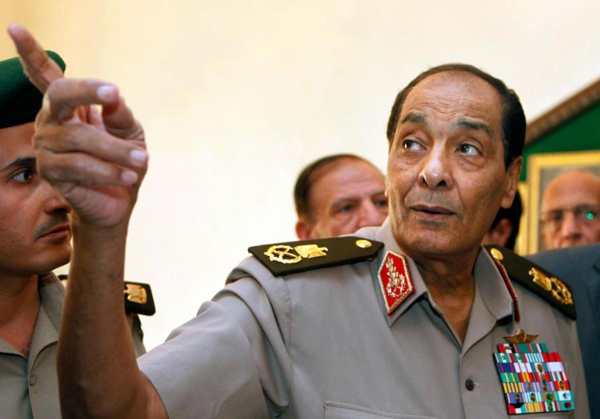 جولة وزير دفاع مبارك في ميدان التحرير تثير الجدل