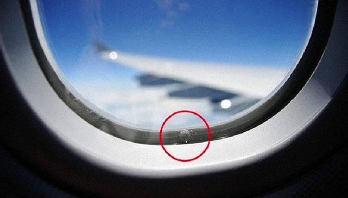 تعرَّف على وظيفة “ثقوب التنفس” في نوافذ الطائرات؟