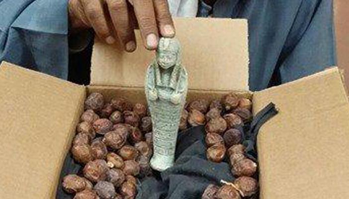 ضبط تمثال فرعوني مهرب داخل كرتونة “تمر” في أسوان