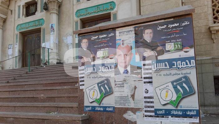 بالصور.. عضو “المنحل” يستغل جدران المسجد الكبير ببورسعيد في الدعاية