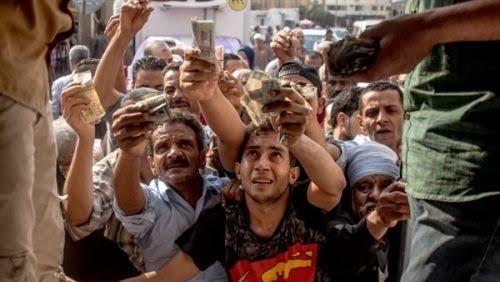 بعد قرض صندوق النقد.. خبراء: فقراء مصر هم من يدفعون الفاتورة