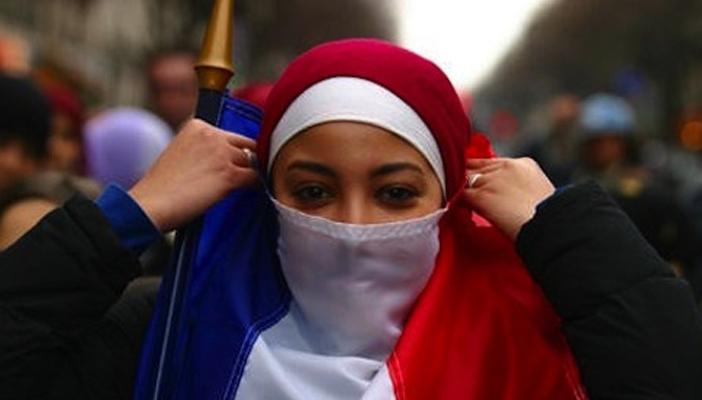 كاتب فرنسي: يجب أن لا يتحول مسلمو فرنسا إلى كبش فداء للحادث الإرهابي