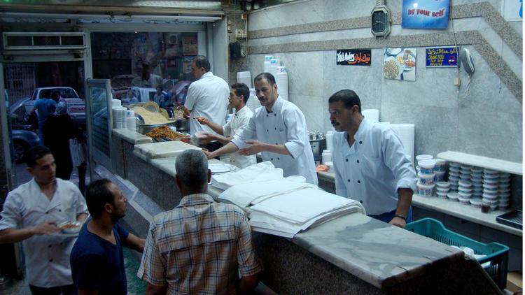 “لوس أنجلوس تايم”: الكشري في مصر لم يعد طعام الغلابة