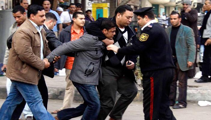 ديلي بيست: الشباب المصري محاصر بين قمع النظام وإغراءات “تنظيم الدولة”