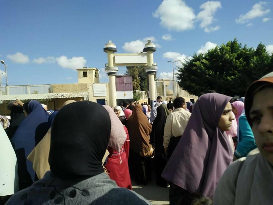 بالفيديو..والدة أحد معتقلي برج العرب لـ”رصد”: بنشوف أولادنا وشهم محروق