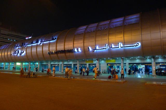 مطار القاهرة يعلن حالة الطوارئ بعد بلاغ بوجود قنبلة