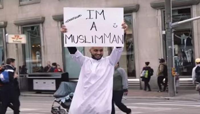 بالفيديو.. كارتر يغني “أنا مسلم.. لست إرهابيًا”