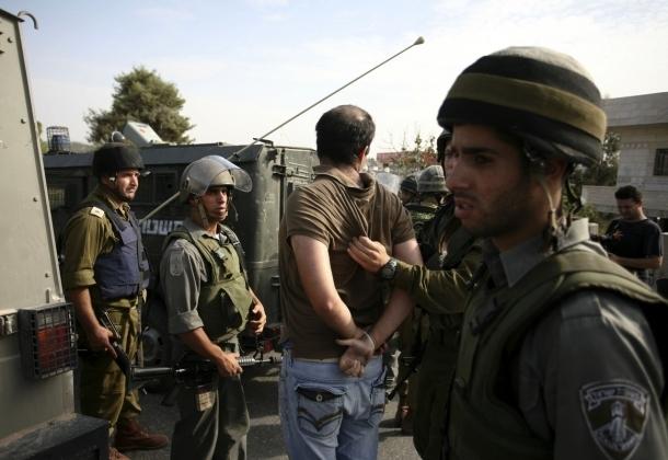 الاحتلال يعتقل 3 فلسطينين “تسللوا” من غزة
