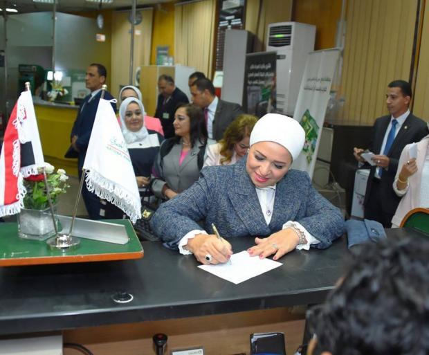 آخرها التبرع لتحيا مصر.. 12 ظهور لقرينة “السيسي” تخترق بهم العمل العام