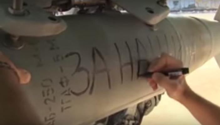 بالفيديو.. روسيا تنقش عبارة “من أجل باريس” على قنابل موجهة لسوريا