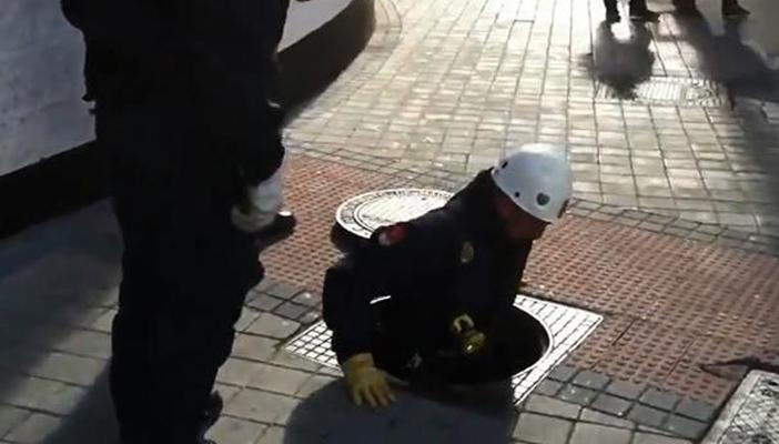 بالفيديو.. الأمن الإسباني يتفقد البالوعات بحثا عن إرهابيين