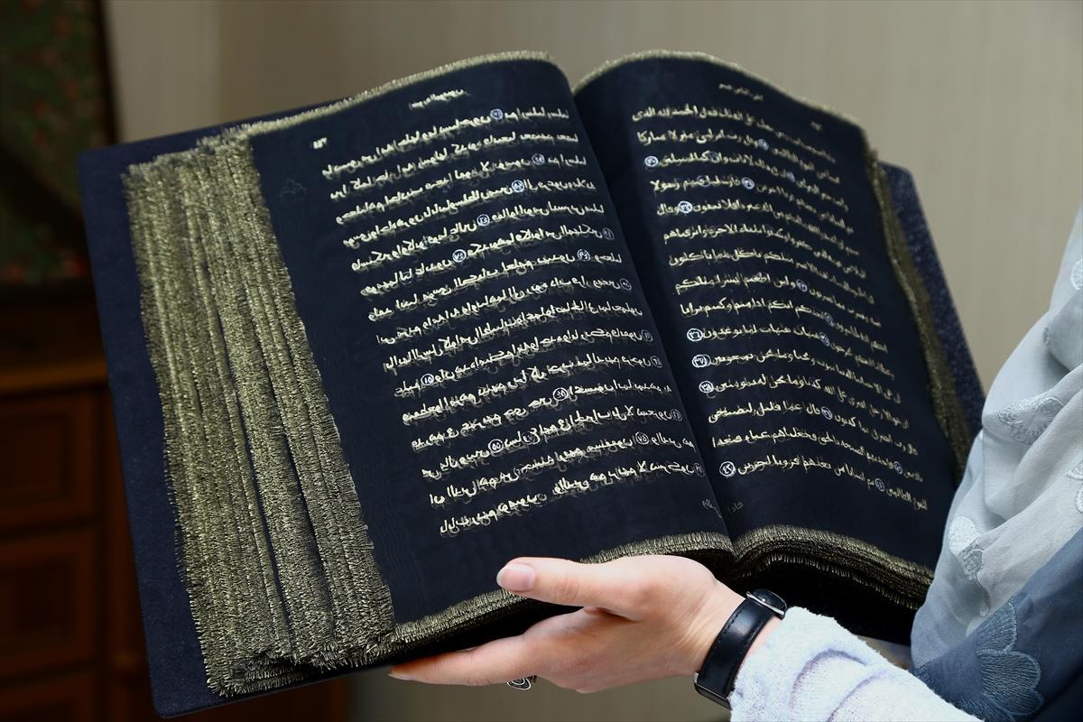 بالصور.. فنانة أذربيجانية تعرض أول مصحف مكتوب على الحرير